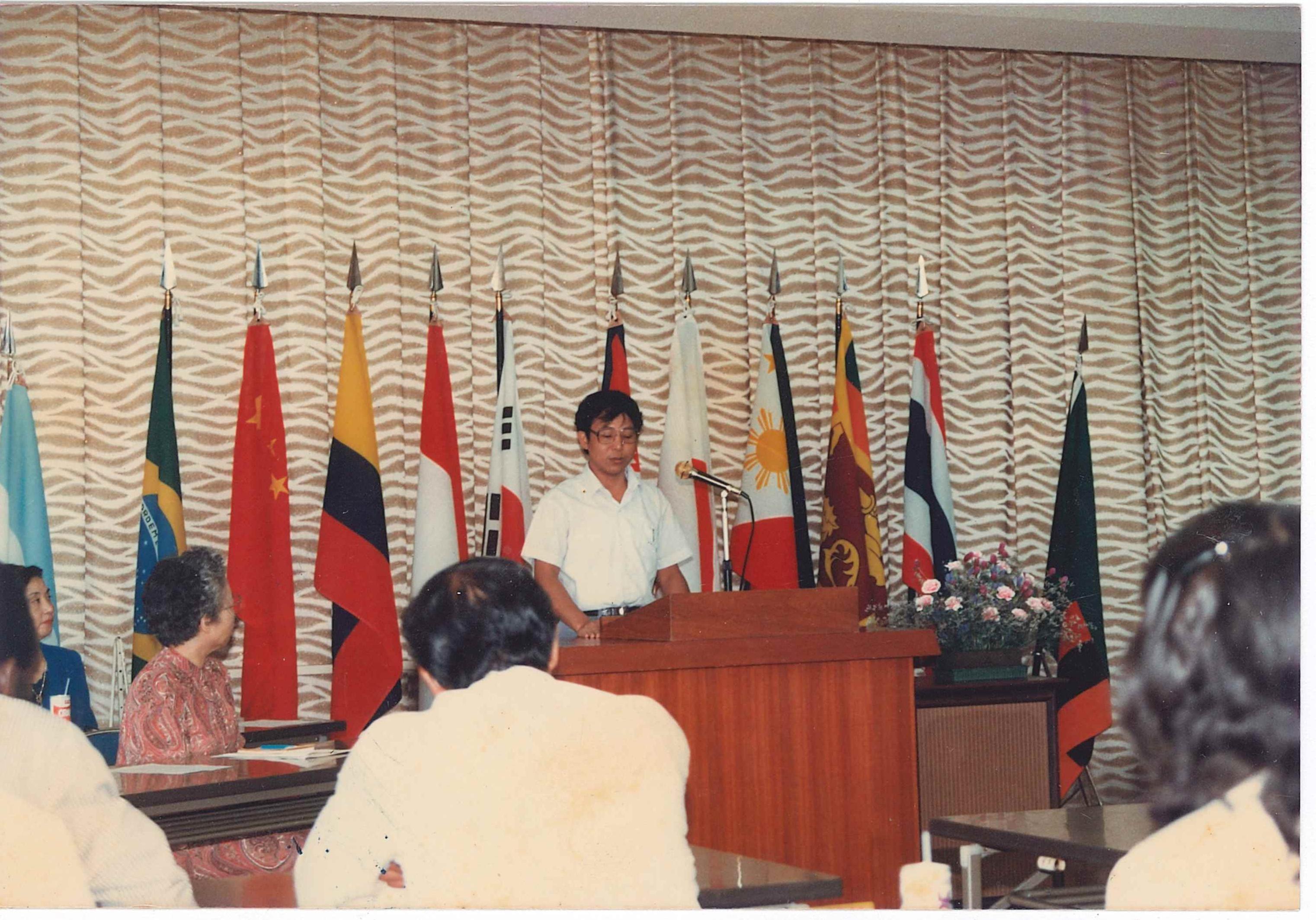 1987年国际医学会议上发言.1988年在日本神户大学医学院.jpg